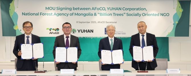 좌측부터 아시아산림협력기구(AFoCO) 박종호 사무총장,몽골 산림청 오윤사나 청장, 유한양행 조욱제 대표이사, 빌리언 트리스 (NGO) 볼드바타르 대표. © 유한양행