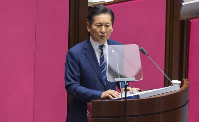 정청래 더불어민주당 대표가 9일 서울 여의도 국회에서 열린 본회의에서 교섭단체 대표 연설을 하고 있다. ⓒ 연합뉴스