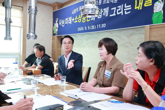 박동식 사천시장이 소상공인의 애로사항을 청취하고 있다. ⓒ 사천시