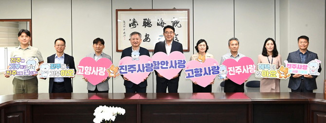 차석호 진주부시장을 비롯한 진주시 공무원들이 함안군에 고향사랑기부를 하고 있다. ⓒ 프라임경제