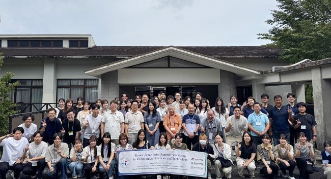 지난 8월31일부터 9월2일까지 일본 규슈대학교 구주공동연수원에서 한달빛글로컬보건연합대학과 일본 13개 대학 관계자들이 '한일 방사선기술교육 하계 교류회'를 마치고 기념 촬영을 하고 있다. ⓒ 대구보건대학교