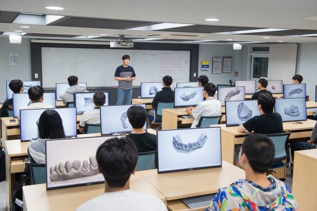 지난 9일 영송관 1312호에서 글로컬치과기공기술사관육성사업단이 특성화고 학생과 재학생들을 대상으로 '3D프린터운용기능사' 교육을 진행하고 있다. ⓒ 대구보건대학교