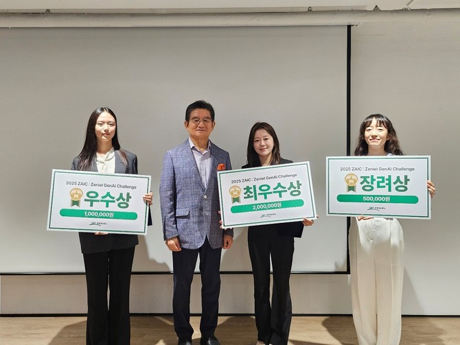(좌측 두 번째) 박인주 회장과 수상자들이 기념 촬영을 하고 있다. ⓒ 제니엘그룹