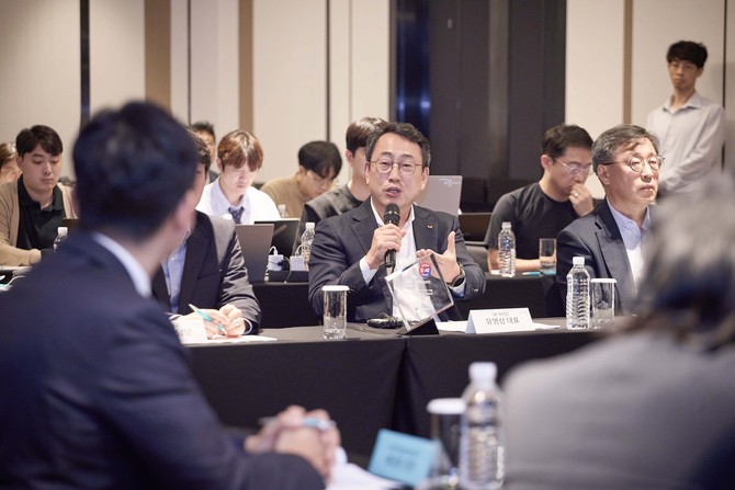유영상 SK텔레콤 CEO가 토의 시간에 발표하는 모습. ⓒ SK텔레콤