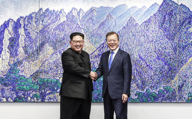 남북관계까 그 어느때보다 높았던 시기에 문 대통령은 김정은 위원장과 판문점 대화를 이끌어 냈다. ⓒ 대통령기록관