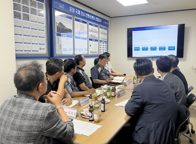 포항시는 10일 포항국제전시컨벤션센터 건립 공사 현장에서 지역 전문건설업체와 상생 협력 및 지역경제 활성화 방안을 논의하는 간담회를 열었다. ⓒ 포항시