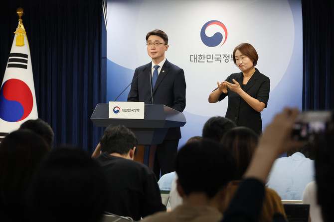 류제명 과학기술정보통신부 제2차관이 10일 서울 종로구 정부서울청사에서 KT 무단 소액결제 침해사고 관련 브리핑을 하고 있다. ⓒ 연합뉴스