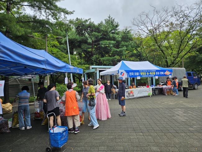 대구 수성구 매호동 누리어린이공원에서 영양군 농특산물 홍보 및 직거래 행사를 개최했다. ⓒ 영양군