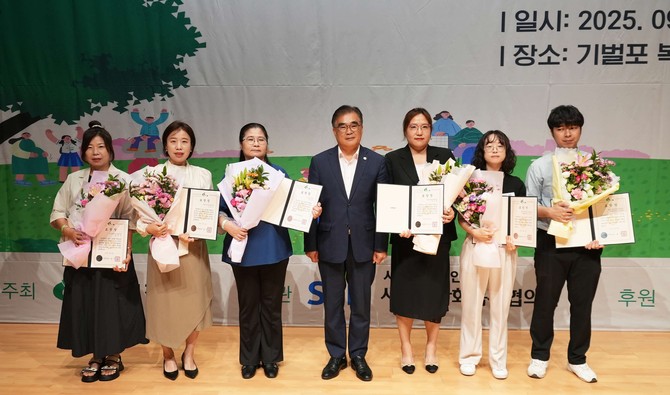 지난 10일 장항읍 기벌포 복합문화센터에서 '제26회 사회복지의 날 기념식'에서 유공자 표창 후 기념촬영을 하고 있다. ⓒ 서천군