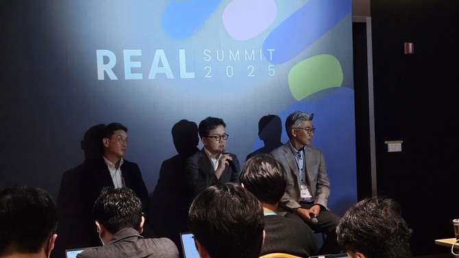 이준희 삼성SDS 대표(사진 가운데)가 11일 서울 코엑스에서 열린 고객 초청 행사 '리얼 서밋(REAL Summit) 2025' 현장 기자간담회에서 기자들의 질문에 답변하고 있다. = 박지혜 기자