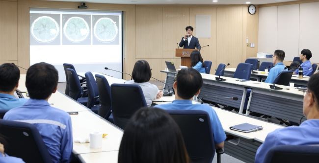 세명기독병원 지역심뇌혈관질환센터 조재훈 부장이 지난 9일 플랜택 본사에서 임직원 대상으로 강의하는 모습. ⓒ 세명기독병원