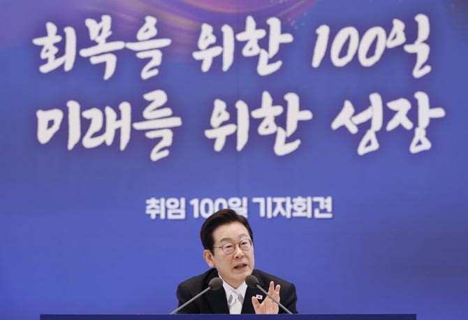 이 대통령은 취임 100일인 9월11일 청와대 영빈관에서 100일 기자회견을 주재했다. ⓒ 연합뉴스