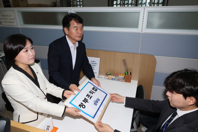 12일 서울 여의도 국회 의안과에서 문진석 더불어민주당 원내수석부대표, 백승아 민주당 원내대변인이 정부조직법 개정안을 제출하고 있다. ⓒ 연합뉴스