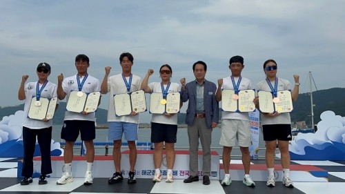 여수시청 요트팀 김창주·이경진 선수(왼쪽에서 세번째, 네번째)가 470급 혼성 2인승 부문 1위를 차지했다. ⓒ 여수시