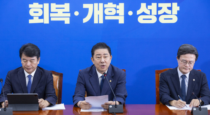 김병기 더불어민주당 원내대표가 16일 국회에서 열린 원내대책회의에서 정기국회 회기 내 정부조직법 처리에 대한 발언을 하고 있다. ⓒ 연합뉴스