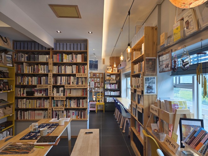 남해군은 경남도 교육지원 바우처사업의 원활한 추진을 위해…지역 가맹서점 5곳을 거점으로 학생·학부모 대상 교육지원 바우처카드 사용 홍보를 전개하고, 현장 모니터링도 병행한다. ⓒ 남해군