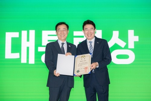 노관규 순천시장(오른쪽)이 김윤덕 국토부장관과 기념촬영을 하고 있다. ⓒ 순천시