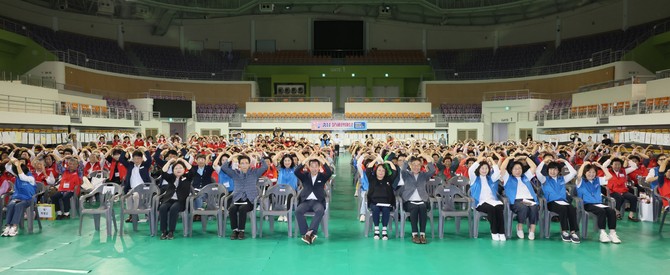 '2025년 제10회 보령시 문해한마당'에서 단체 기념촬영을 하고 있다. ⓒ 보령시