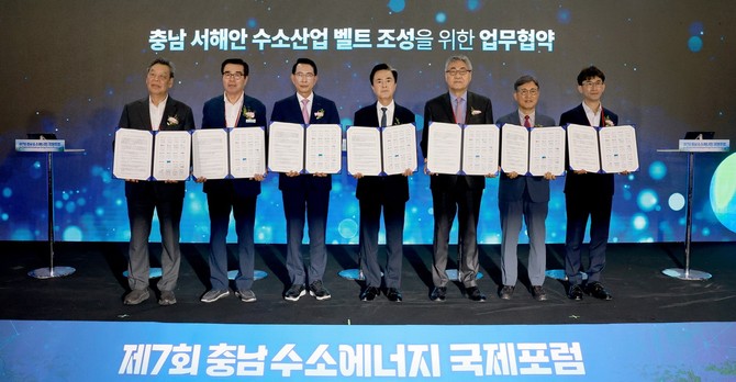 18일 서산 베니키아 호텔에서 '충남 서해안 수소산업 벨트 조성을 위한 업무협약식'을 체결 후 기념촬영을 하고 있다. ⓒ 태안군