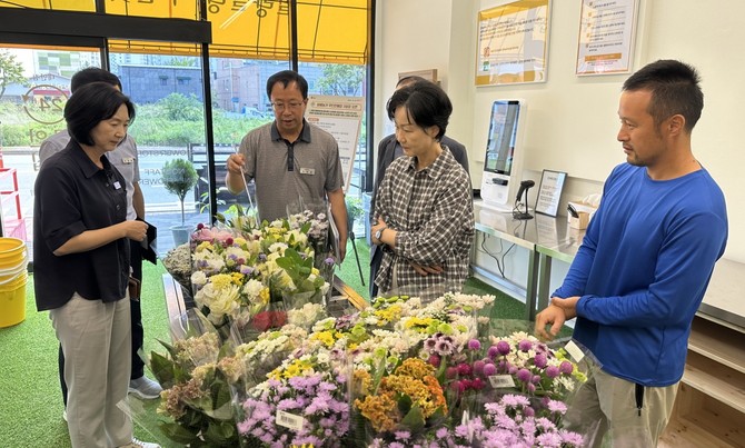 김영 충청남도농업기술원장이 지난 18일 태안지역 영농현장을 방문해 점검하고 있다. ⓒ 태안군