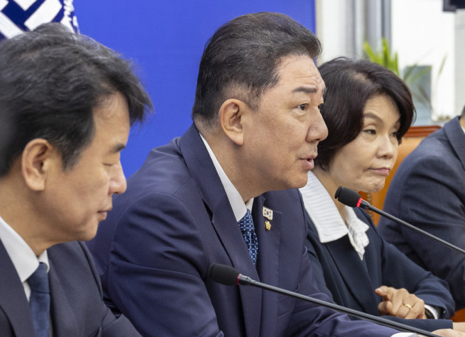 김병기 더불어민주당 원내대표가 30일 국회에서 열린 원내대책회의에서 발언하고 있다. ⓒ 연합뉴스