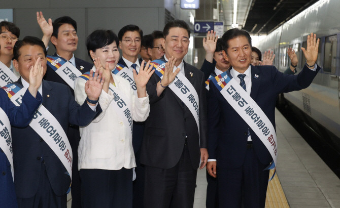 정청래 대표와 김병기 원내대표를 비롯한 더불어민주당 의원들이 추석연휴를 앞둔 2일 서울 용산역에서 귀성객들에게 인사하고 있다. ⓒ 연합뉴스