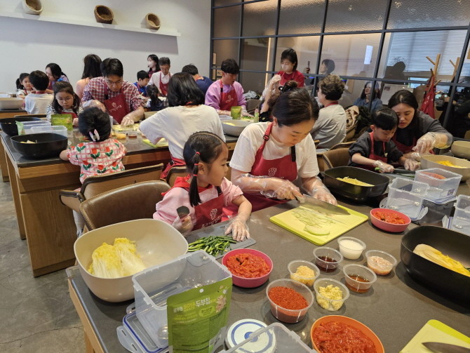 풀무원 뮤지엄김치간은 '종로K축제'에 참가해 다양한 국내외 관람객을 대상으로 특별 김치 체험 프로그램을 운영한다. © 풀무원
