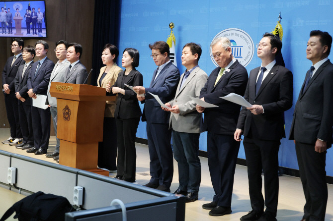 더불어민주당 3대 특검 대응 특별위원회 위원들이 10일 서울 여의도 국회 소통관에서 오세훈 서울시장의 명태균 게이트 연루 의혹 등 불법 혐의에 대한 수사를 촉구하는 기자회견을 하고 있다. ⓒ 연합뉴스