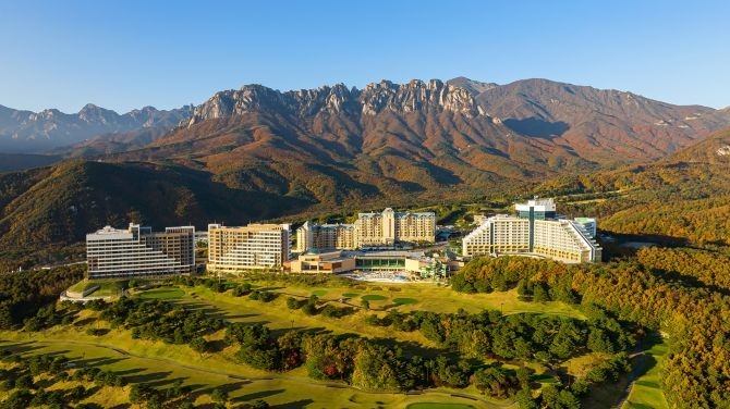 대명소노그룹 소노인터내셔널이 가을 시즌을 맞아 가족 여행객들이 소노호텔앤리조트의 가을 명소에서 소중한 추억을 남겨보는 '프레임 유어 어텀' 패키지를 출시했다. © 대명소노그룹