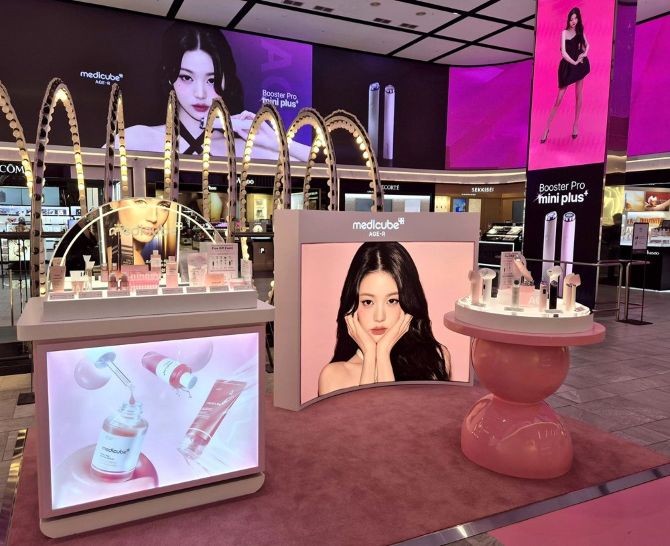 신세계면세점이 글로벌 뷰티 브랜드 메디큐브(MEDICUBE) 팝업스토어를 11월30일까지 명동점 10층 아이코닉존에서 운영한다. © 신세계면세점