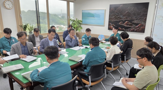 허대양 통영시 부시장 주재로 실시한 '2026년(‘25년 실적) 시군 주요업무 합동평가 정량지표 성과향상 재보고' 회의 모습. ⓒ 통영시