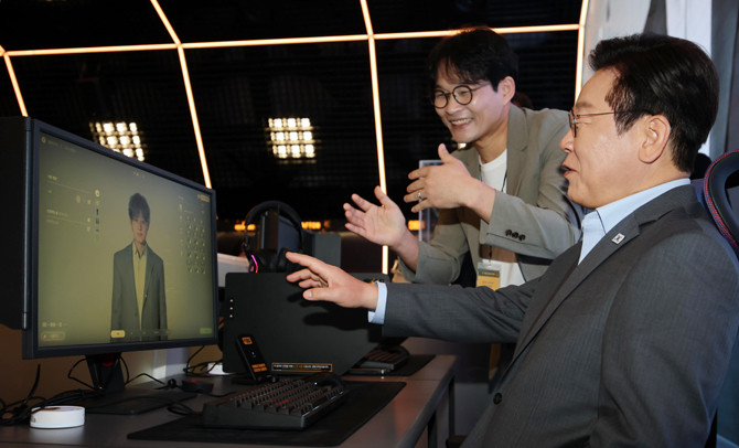 이 대통령이 '펍지 성수'에서 AI기반 인생 시뮬레이션 게임 '인조이'를 체험하고 있다. ⓒ 연합뉴스