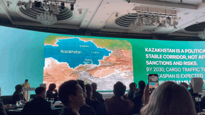 '알라타우 시티' 주제영상이 상영되고 있는 모습. = 박선린 기자