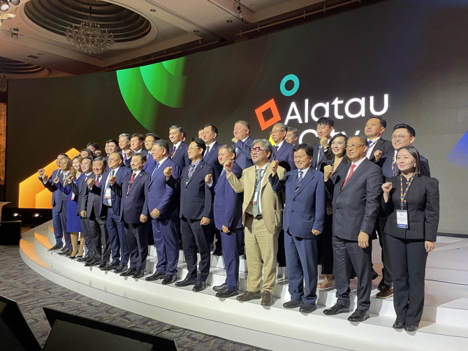 '알라타우 시티 글로벌 투자 로드쇼'에서 주요 참석자들이 기념 촬영을 진행했다. = 박선린 기자