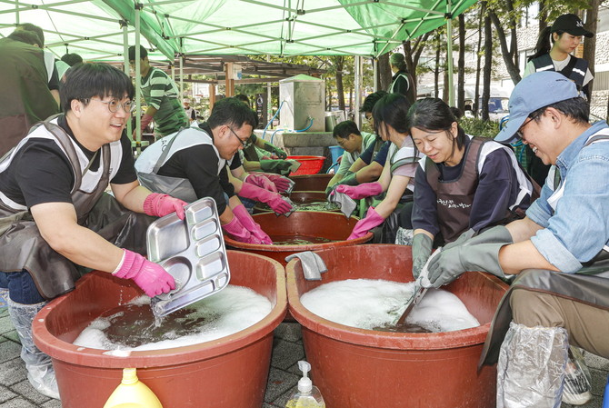 식기 세척 및 정리 작업을 하고 있는 한국GM 임직원들. ⓒ 한국GM