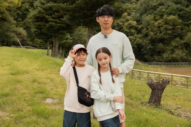 더네이쳐홀딩스가 전개하는 내셔널지오그래픽 어패럴 키즈는 희귀 생물 전문 유튜브 크리에이터 정브르와 함께 멸종 위기종인 '산양'을 주제로 한 특별 협업 영상을 공개했다. © 더네이쳐홀딩스