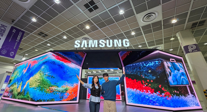 삼성전자가 서울 강남구 코엑스에서 열리는 한국전자전(KES 2025)에서 주거부터 교육, 비즈니스까지 다양한 환경 속에서 일상을 혁신하는 최신 AI 제품과 기술을 선보인다. ⓒ 삼성전자