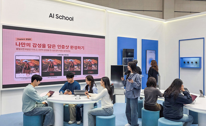 서울 코엑스에서 열린 KES 2025(한국전자전) 삼성전자관 '교실' 공간에서 관람객들이 '갤럭시 Z 폴드7·Z 플립7'의 강력한 카메라 성능과 생성형 편집 기능을 활용한 '갤럭시 AI 클래스'에 참여하고 있다. ⓒ 삼성전자