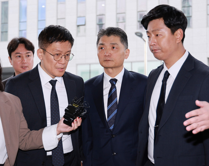 SM엔터테인먼트 시세 조종 공모 의혹을 받는 카카오 창업자 김범수 경영쇄신위원장이 21일 양천구 서울남부지방법원에서 열린 1심 선고공판에 출석하고 있다. ⓒ 연합뉴스