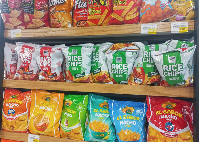 파키스탄에서 판매하는 쌀로칩 플레이밍 핫, 쌀로칩 스모크드 파프리카가 진열된 모습. ⓒ 롯데웰푸드