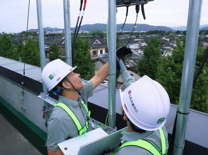 경주 황리단길 인근 통신 장비를 점검하는 LG유플러스 직원의 모습. ⓒ LG유플러스