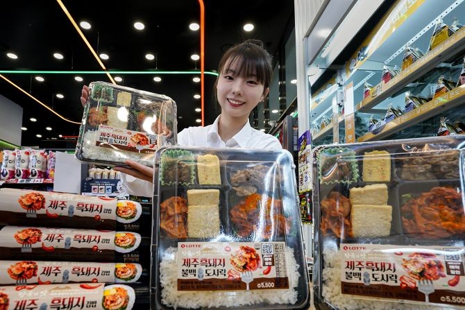 세븐일레븐은 제주흑돼지 간편식 '제주흑돼지불백도시락'과 '제주흑돼지김밥'을 선보였다. © 세븐일레븐