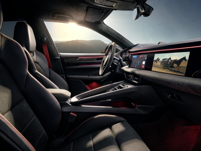 인테리어는 블랙 컬러의 부드러운 가죽으로 마감된 요소들과 함께 더욱 확장된 레이스-텍스 (Race-Tex) 소재를 적용해 GTS의 스포티한 감성을 실내에 반영한다. ⓒ 포르쉐코리아