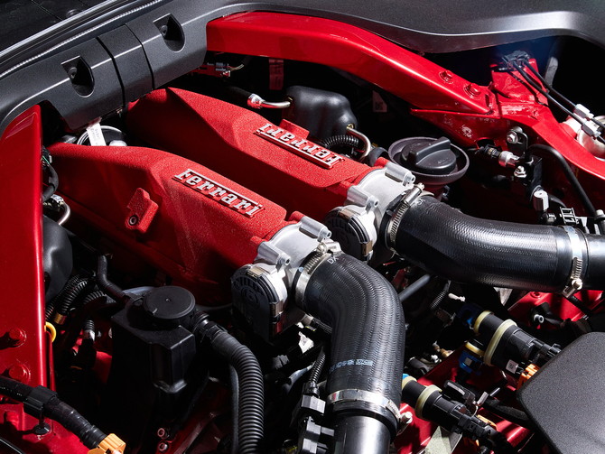 페라리 아말피의 심장은 F154 엔진 계열의 최신 진화형인 3855cc 트윈 터보 V8 엔진이다. ⓒ 페라리
