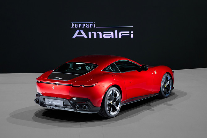 후면부는 차체를 감싸는 수평 라인과 그래픽적인 절개선 안에 숨겨진 테일라이트를 통해 깔끔하고 정제된 이미지를 완성했다. ⓒ 페라리