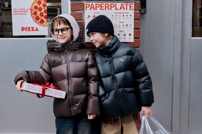 MLB키즈가 25FW 시즌을 맞아 새롭게 출시한 '글로시 숏다운' 화보를 공개했다. © MLB키즈