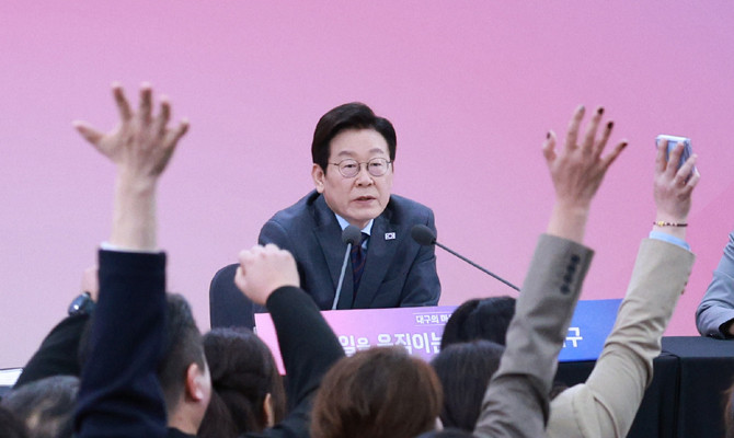 이 대통령은 대구 타운홀 미팅에서 "하실 말씀이 너무 많을 것 같다"며 "메모지에 의견·제안을 주면 빼놓지 않고 다 검토할 것"이라고 했다. ⓒ 연합뉴스