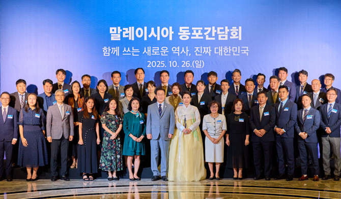 아세안 정상회의 참석을 위해 말레이시아 쿠알라룸푸르를 방문 중인 이 대통령은 지난 27일 한인 동포간담회를 가졌다. ⓒ 연합뉴스