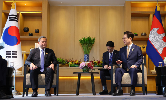 이 대통령은 27일 쿠알라룸푸르 시내 호텔에서 훈 마넷 캄보디아 총리와 '한-캄보디아 정상회담'을 가졌다. ⓒ 연합뉴스