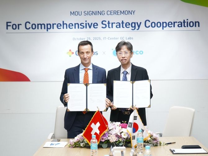 MOU 기념 사진 촬영 중인 리카르도 트리운포(Riccardo Triunfo) 인페코(좌측), 이상곤 GC녹십자의료재단 대표원장(우측). © GC녹십자의료재단